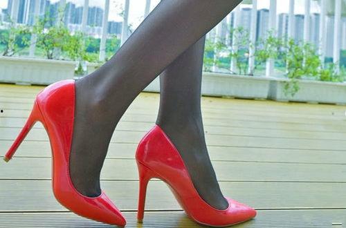 红色高跟鞋丝袜美腿,红色高跟鞋下的性感魅力