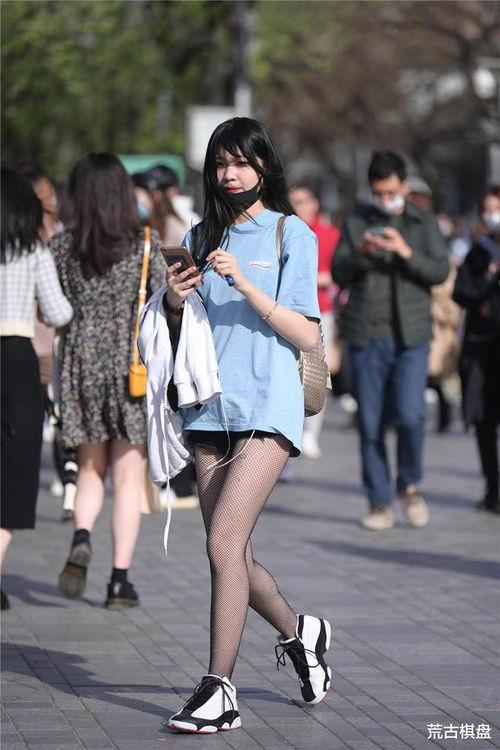 小运动鞋配丝袜,小运动鞋与丝袜的完美融合